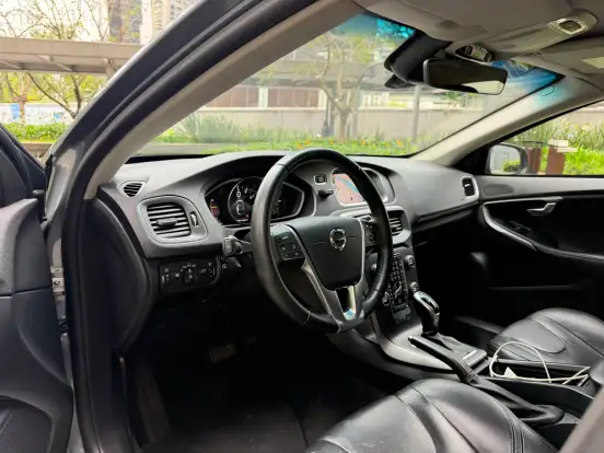 VOLVO-V40-2017