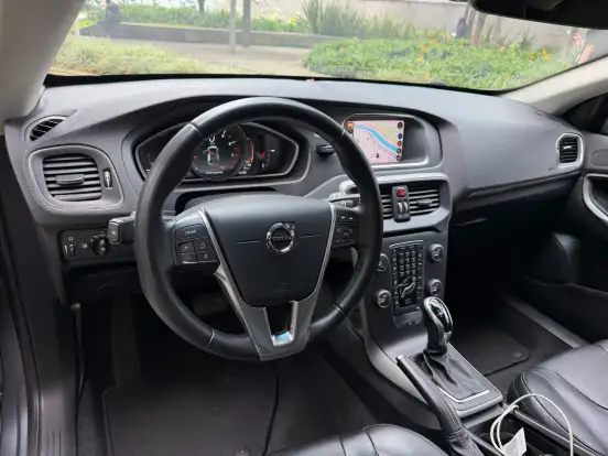 VOLVO-V40-2017