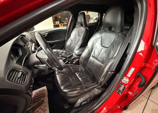 VOLVO-V40-2014