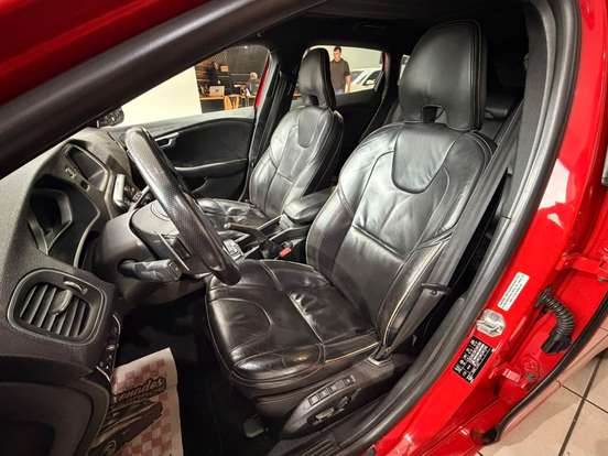VOLVO-V40-2.0 T5 R DESIGN TURBO GASOLINA 4P AUTOMÁTICO VOLVO-V40-2014