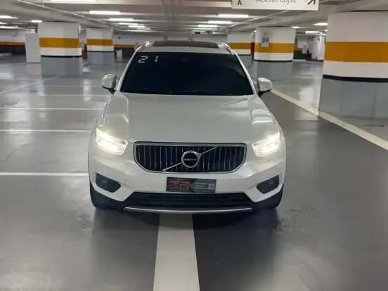 VOLVO-XC40-2021