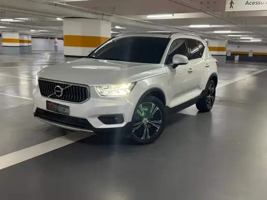 VOLVO-XC40-2021