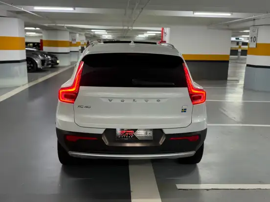 VOLVO-XC40-2021