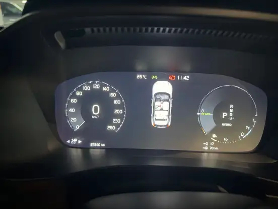 VOLVO-XC40-2021