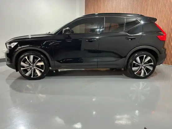 VOLVO-XC40-2021