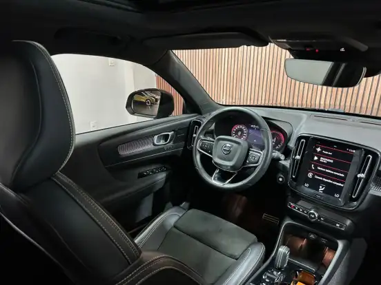 VOLVO-XC40-2021