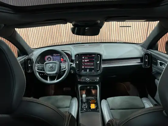 VOLVO-XC40-2021