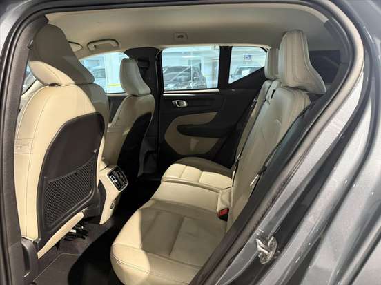 VOLVO-XC40-2018