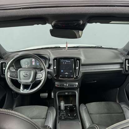 VOLVO-XC40-2019