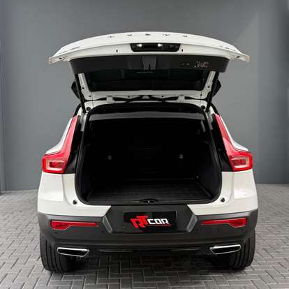 VOLVO-XC40-2019
