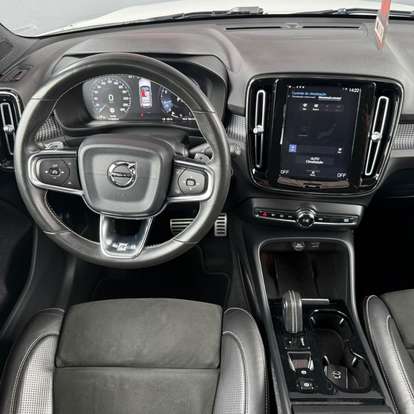 VOLVO-XC40-2019