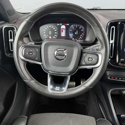 VOLVO-XC40-2019
