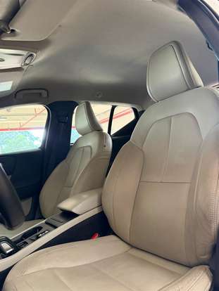 VOLVO-XC40-2019