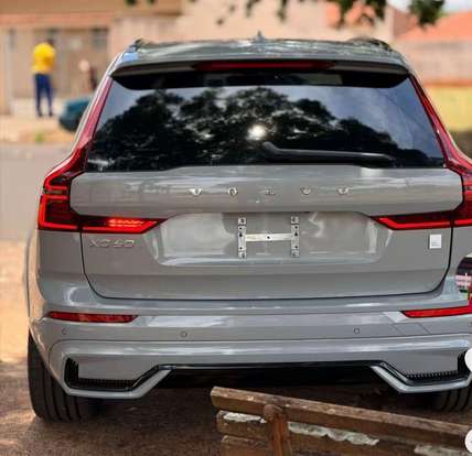 VOLVO-XC60-2025