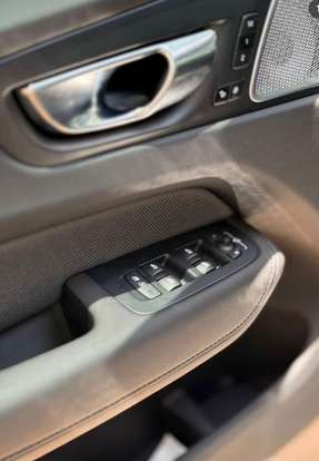 VOLVO-XC60-2025