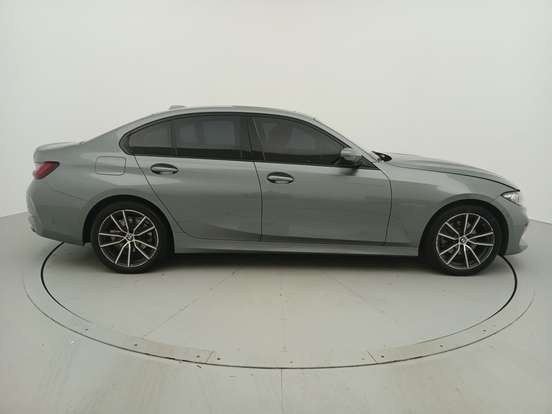 BMW-320i-2022