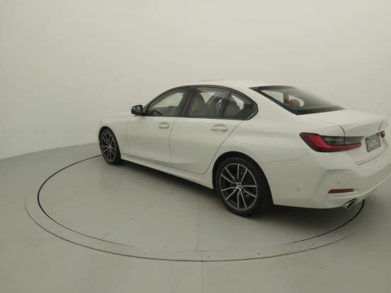 BMW-320i-2022