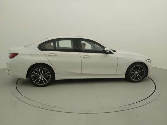 BMW-320i-2022