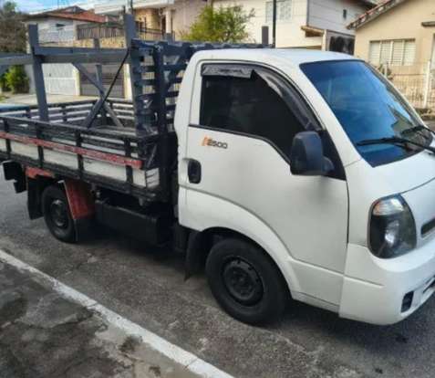 KIA-BONGO-2013