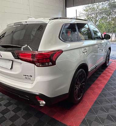 MITSUBISHI-OUTLANDER-2021