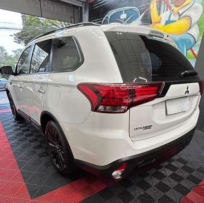 MITSUBISHI-OUTLANDER-2021