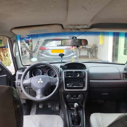 MITSUBISHI-PAJERO TR4-2011