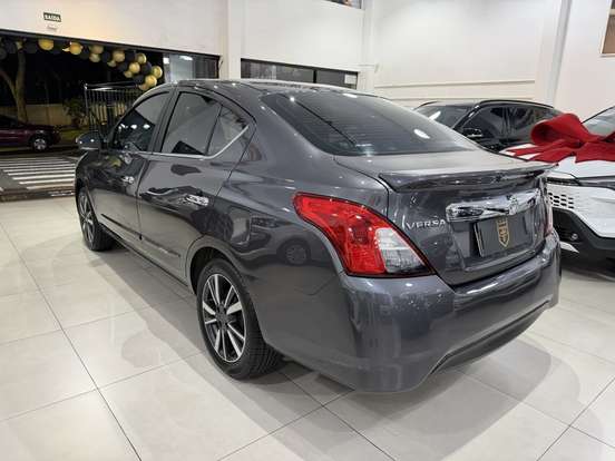 NISSAN-VERSA-2018