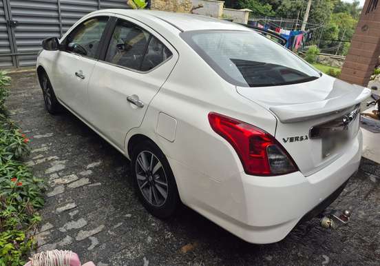 NISSAN-VERSA-2019