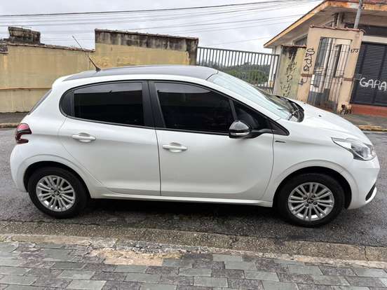 PEUGEOT-208-1.6 INCONCERT 16V FLEX 4P AUTOMÁTICO PEUGEOT-208-2018