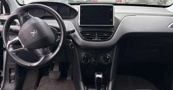PEUGEOT-208-2018