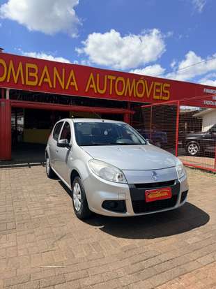 RENAULT-SANDERO-2013