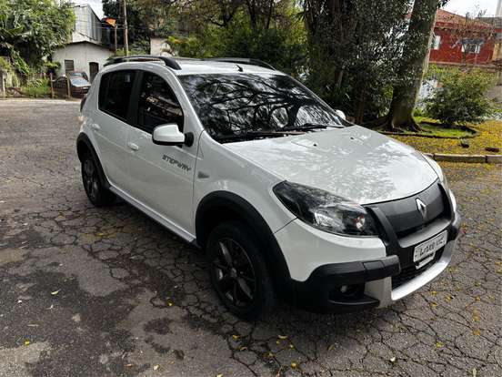 RENAULT-SANDERO-2013