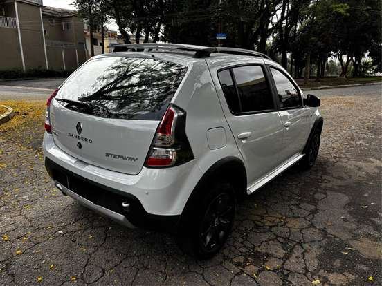 RENAULT-SANDERO-2013