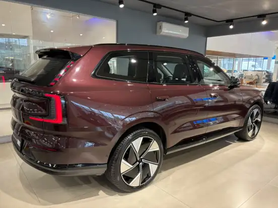 VOLVO-EX90-2025