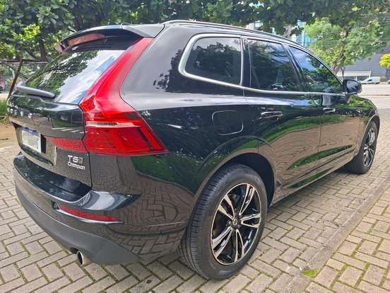 VOLVO-XC60-2020
