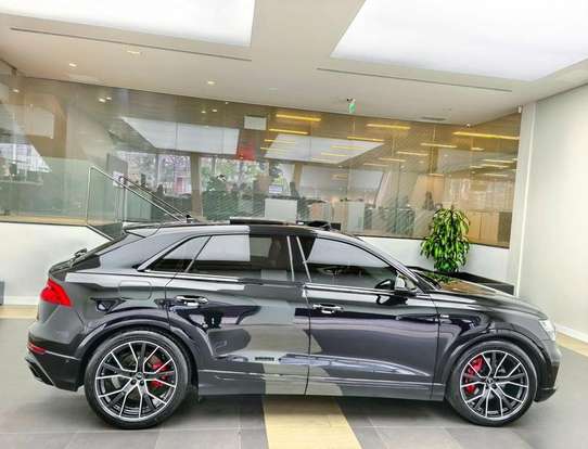 AUDI-Q8-2023