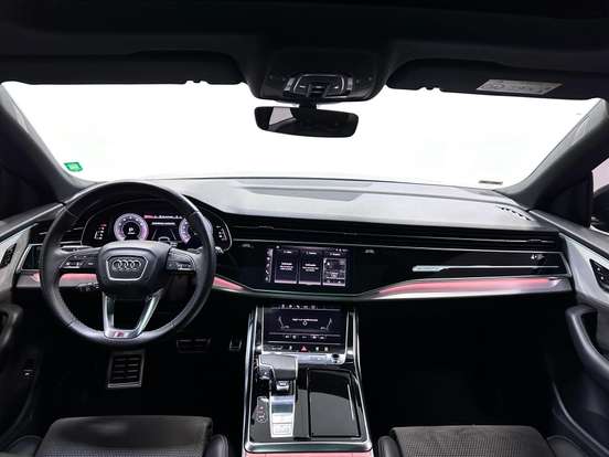 AUDI-Q8-2021
