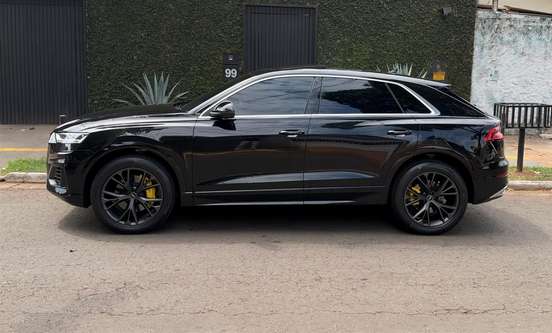 AUDI-Q8-2021