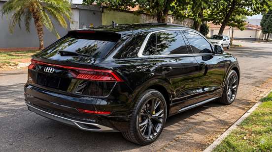 AUDI-Q8-2021