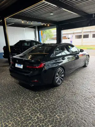 BMW-320i-2022