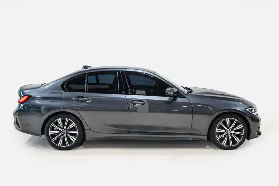 BMW-320i-2022
