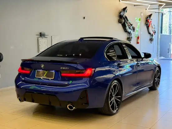 BMW-320i-2023