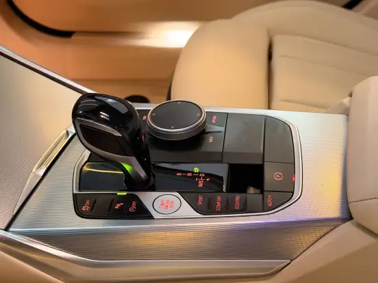 BMW-320i-2022