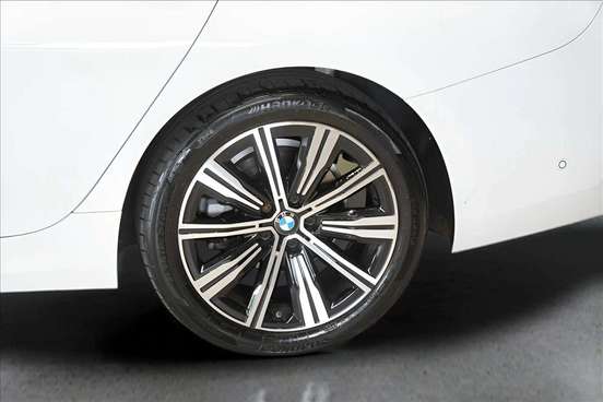 BMW-320i-2023