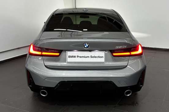 BMW-320i-2023
