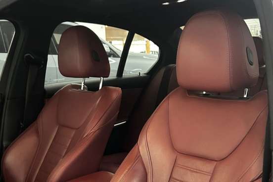 BMW-320i-2023