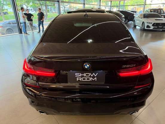 BMW-320i-2022