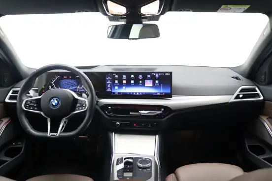 BMW-330e-2024
