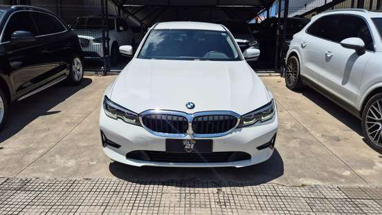 BMW-320i-2021