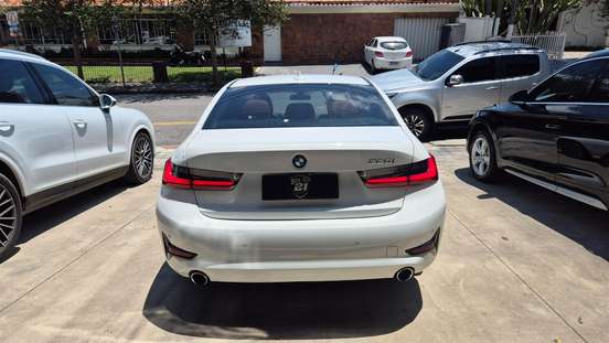 BMW-320i-2021